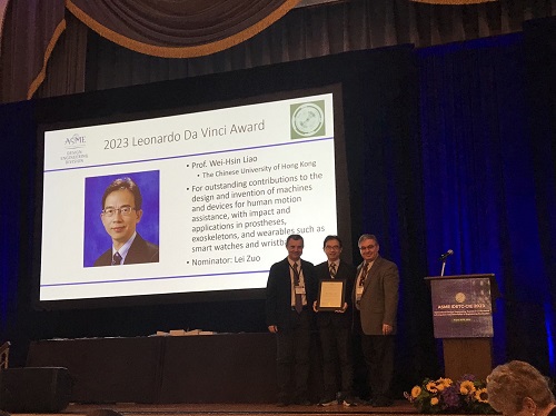   
		  Professor Liao Wei-hsin (centre) received the certificate of the Leonardo Da Vinci Award at the ASME International Design Engineering Technical Conferences and Computers and Information in Engineering Conference in August 2023.	 
